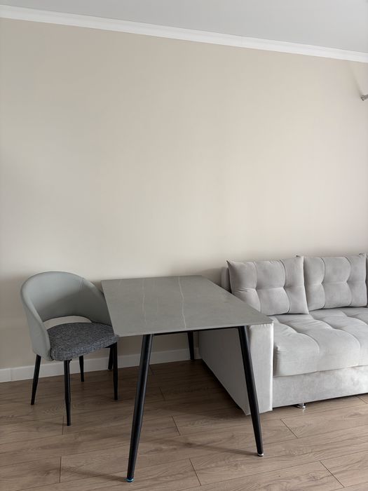 Диван, стол и стулья