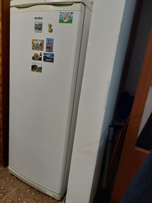 Vând cuier, birou, lada frigorifica