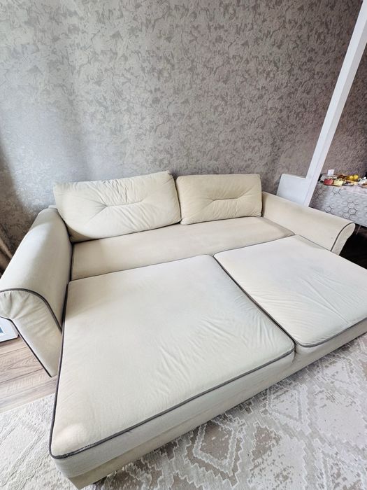 Двухместный диван в хорошем состоянии