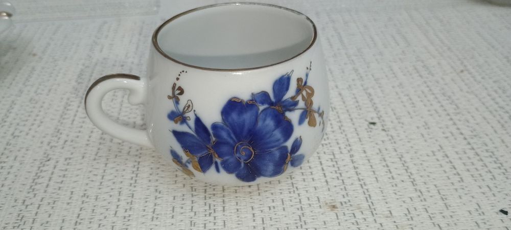 Vând set de cafea cu doua ceșcuțe de porțelan