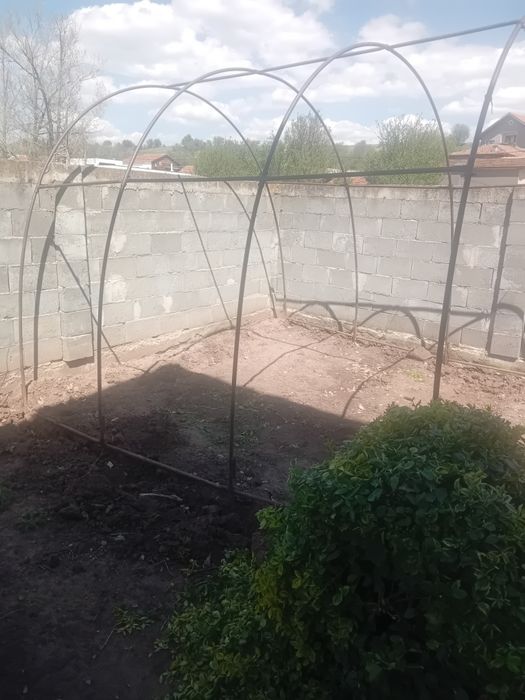 Продавам парник-метална конструкция