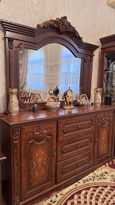 Продаётся мебель для зала: стол, стулья, стенка, пенал.