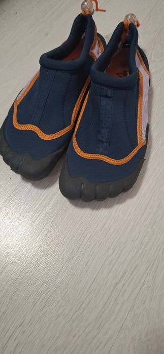 Vând papuci de plajă/ nisip