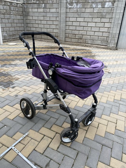 Коляска даром, модненькая.