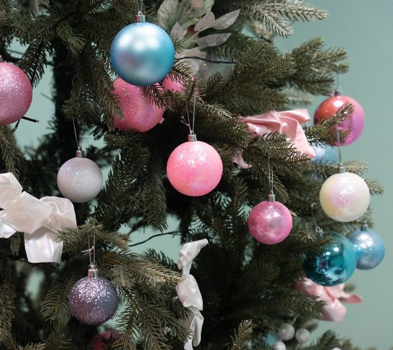 Ёлка искусственная, игрушки