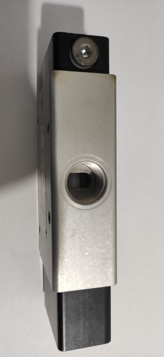 Distribuitor pneumatic cu comanda externa