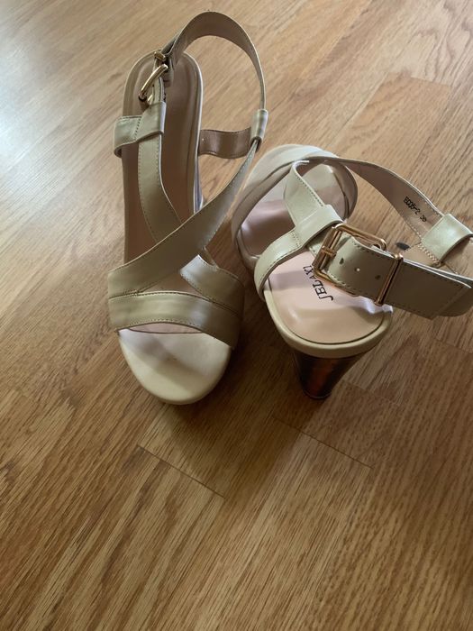 Кожаные босоножки