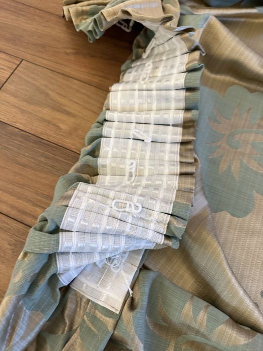 Draperii cu flori verzui