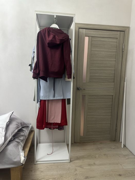 Продаются стеллажи для одежды 5000т