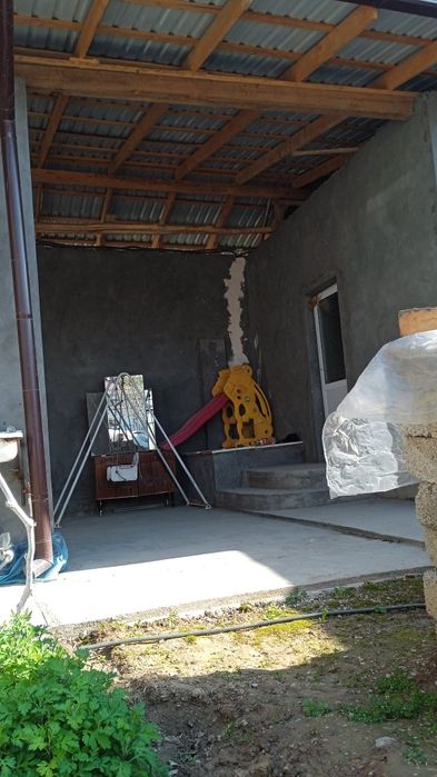 Уй сотилади , ери билан