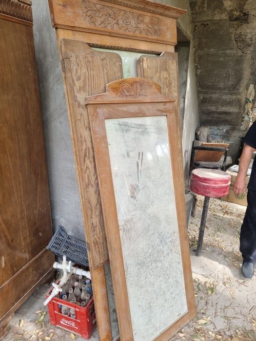 Продаётся антиквар буфет и болшй тумба прихожий зеркало