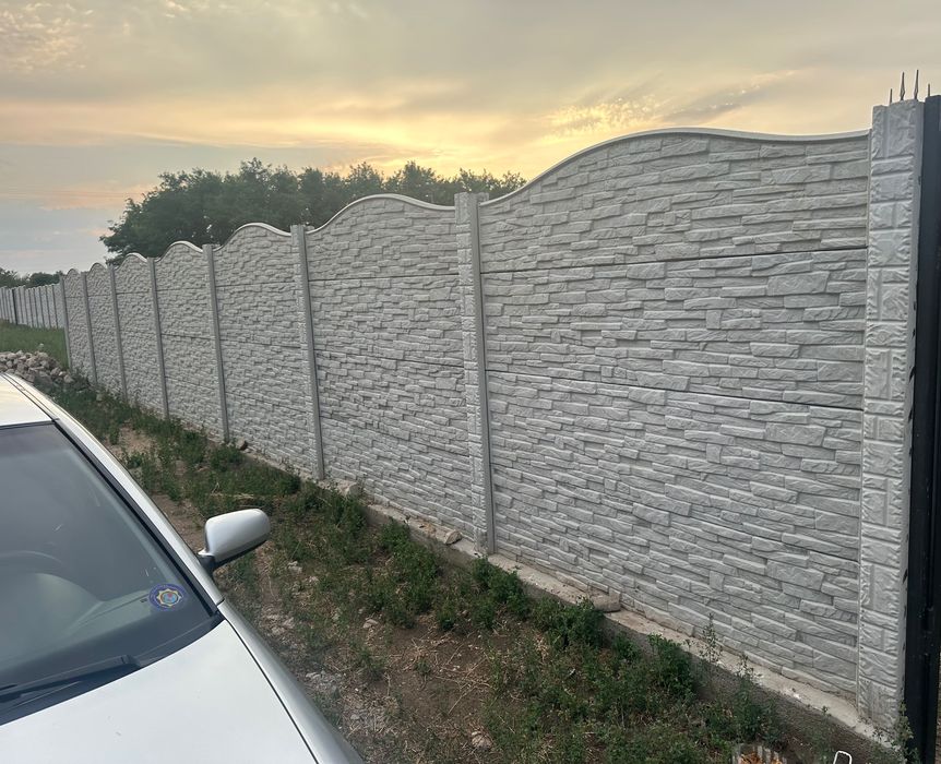 Gard de beton din plăci