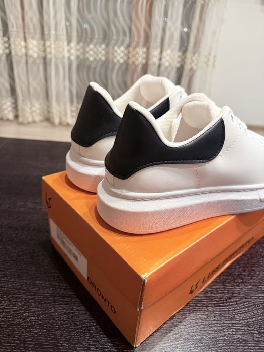 Бели черни кецове