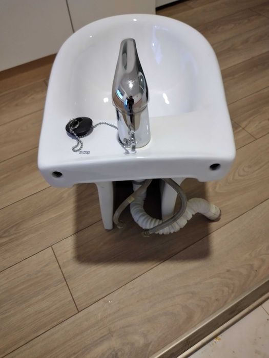 Include bideu din porțelan, robinet monocomandă și supapă de spălare