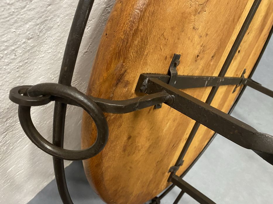 Френска маса за кафе с дъбов плот и крака от ковано желязо