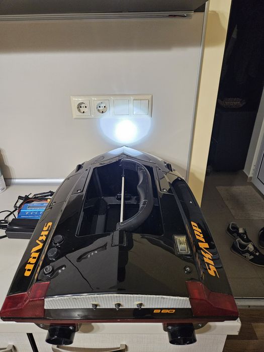 Лодка за захранка Scarp