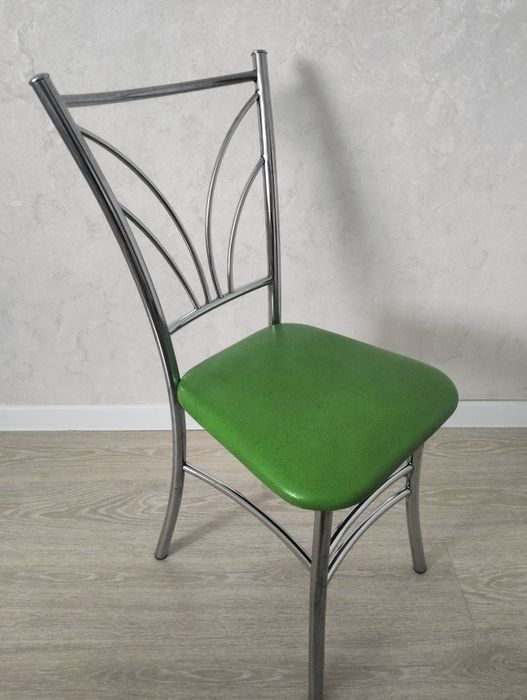 Кухонный стол со стульями