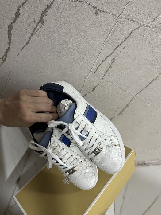 Женские кроссовки