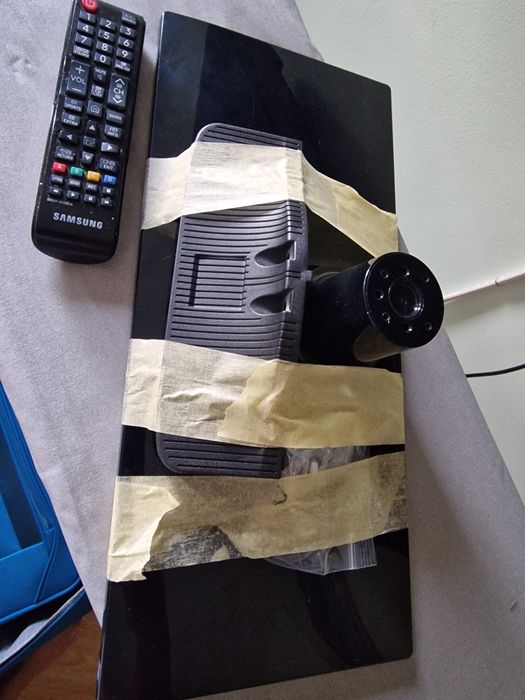 Телевизорът SAMSUNG със стойка 32 инча