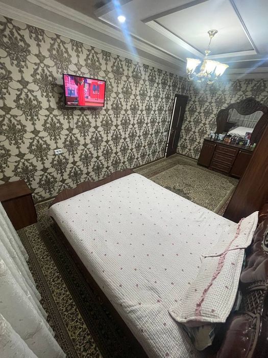 Продаётся 4х комнатная  на 2 этаже 100 м2 ориентир 6 мкр 70 остановка