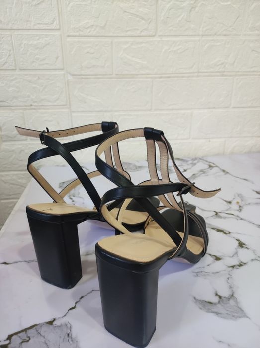 Босоножки кожаные