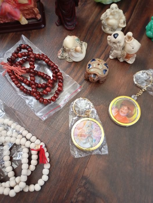 Статуэтки и чётки