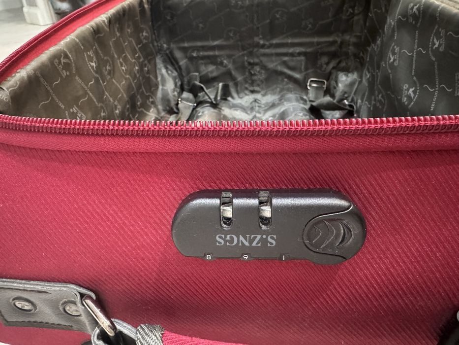 Чемодан дорожный M размер