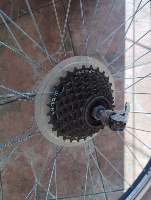 Vând roata de 28 spate , completa cu 7 pinioane, cursiera