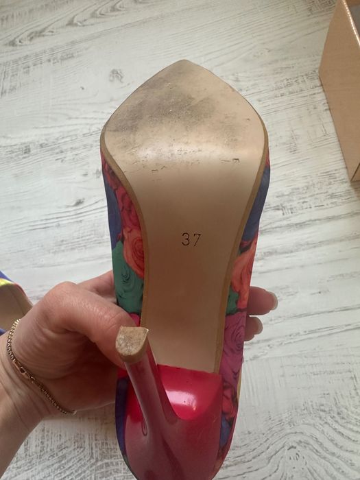 Продавам страхотни токчета на цветя