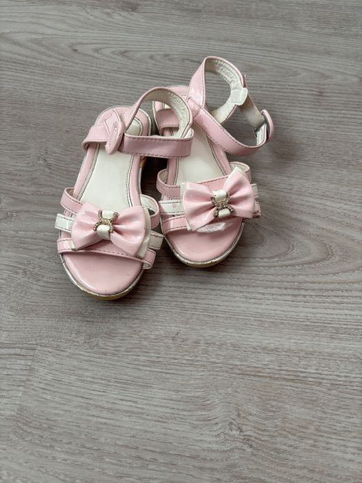 3 чифта нови сандали за момиче