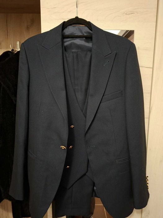 Vand costum barbati din 3 piese