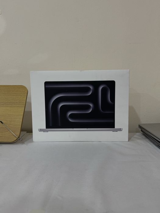 MacBook Pro 14 ( M5 chip 16Gb memory 512Gb storage ]