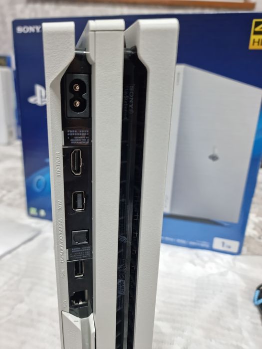 Sony Playstation 4 PRO 1 ТБ с 4K HDR, 1 оригинал джойстик. Ревизия 3.