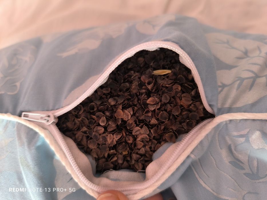 Чисто нова възглавница с пълнеж от люспи