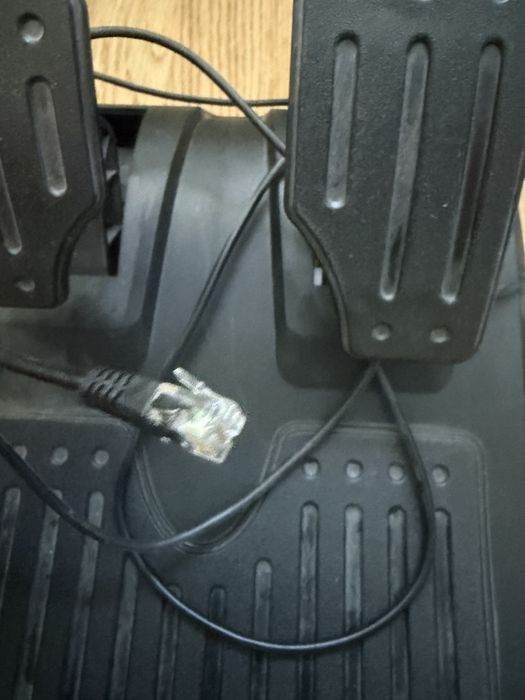 Volan de gaming Trust (cu pedale) – pentru PC / PlayStation