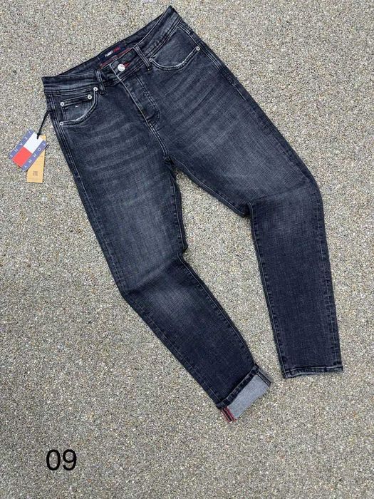 Blugi noi cu eticheta Tommy H
