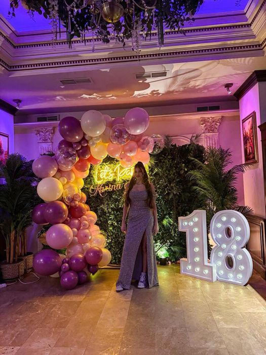 Decor baloane majorat cifre luminoase 18 platforma 360 majorat panou