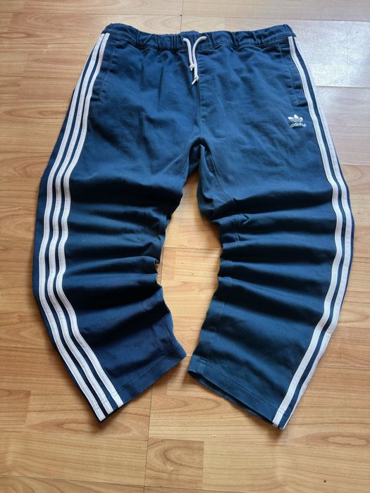 Pantaloni pants joggers sweatpants wide rugged material Adidas Originals 7/8 cropped length navy blue cotton