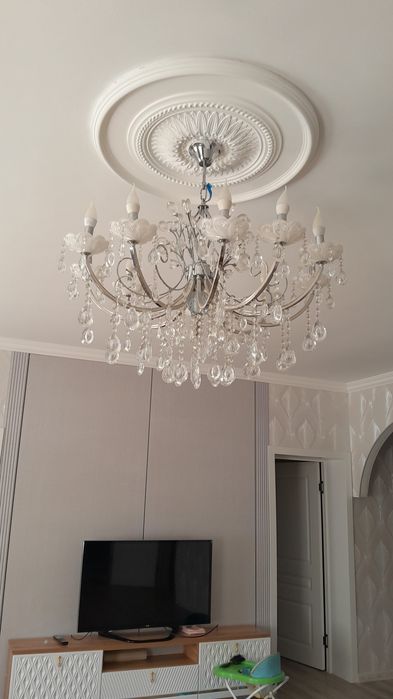 Красивая люстра с камушками