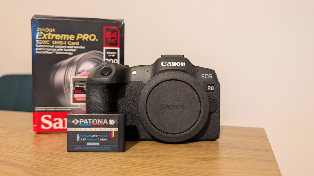 Canon R8 body full box, inca garantie