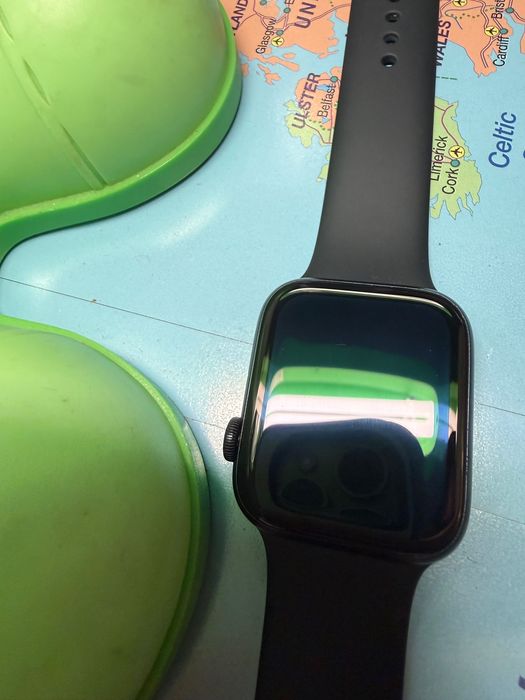 Продавам Apple Watch SE2