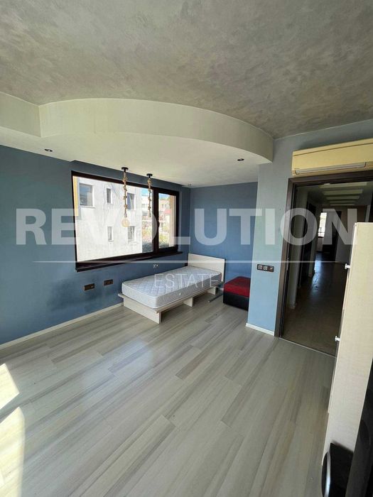 Четиристаен апартамент в м-т Траката/ Две паркоместа в цената!!!