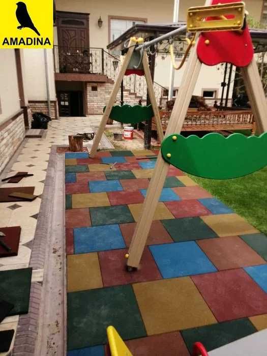 Наполные покрытие из резиновой плитки на игровой площадке