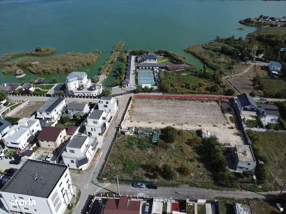 Teren Palazu Mare in planul 3 de la Lac