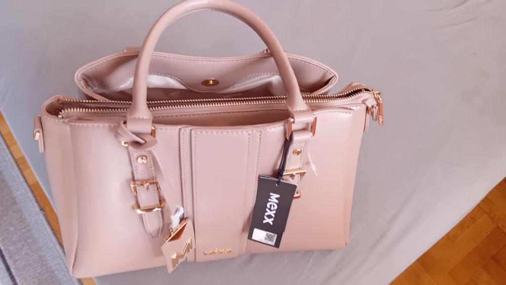Продавам дамска чанта на MEXX,нова,цвят пудра