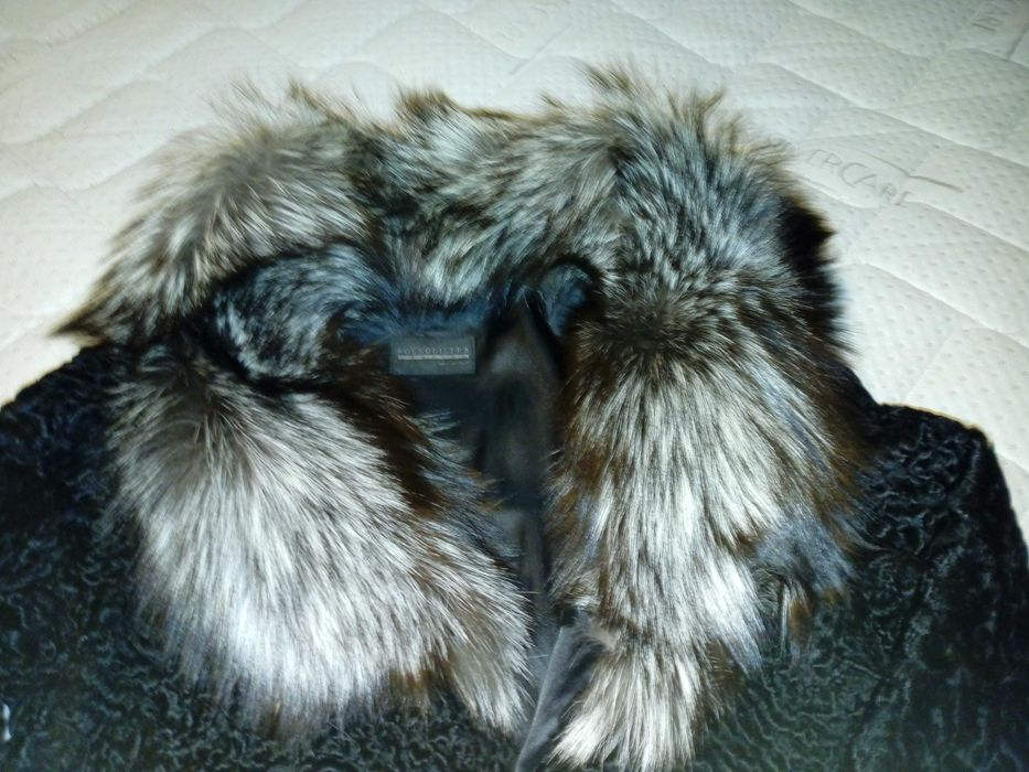 Елегантно дамско палто от каракул и сребърна лисица