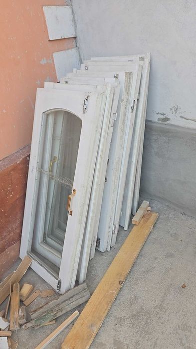 Taxta eshiklar va romlar sotiladi