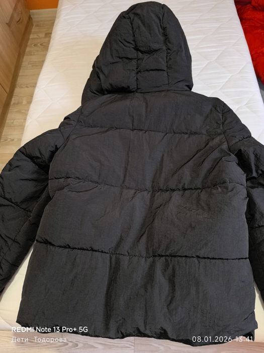 Продавам ново ,черно яке ONLY.