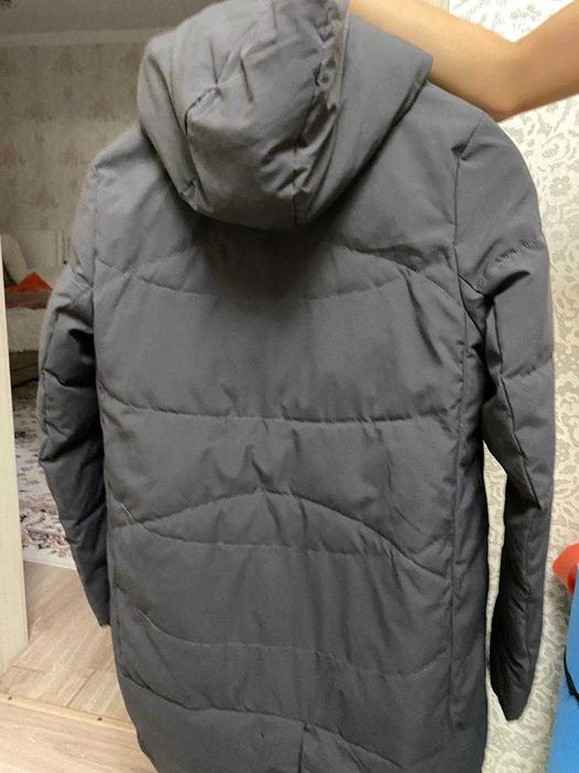 зимний пуховик с капюшоном