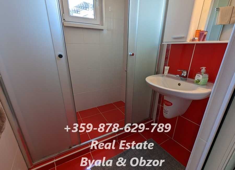 Просторен двустаен апартамент с морска гледка на първа линия в гр.Бяла